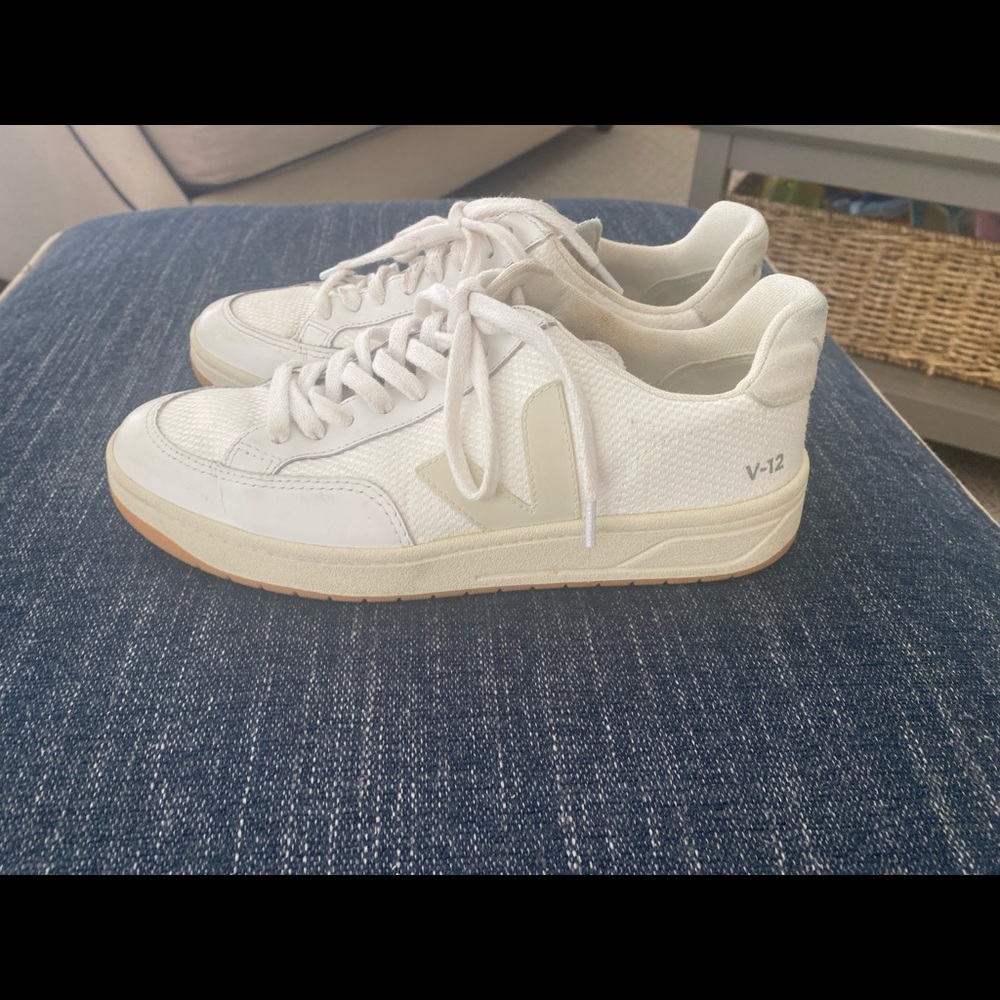 Veja Size 8 White/Tan